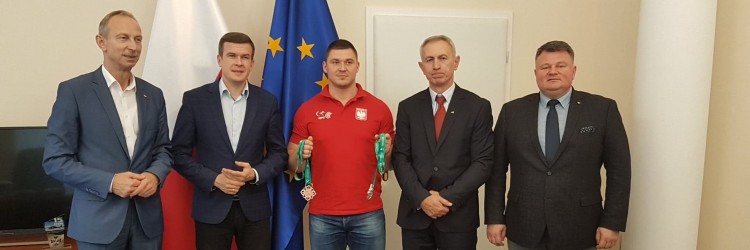 MINISTER SPORTU WITOLD BAŃKA SPOTKAŁ SIĘ Z BRĄZOWYM MEDALISTĄ MŚ ARKADIUSZEM MICHALSKIM. DELEGACJA PZPC W SIEDZIBIE MSiT.