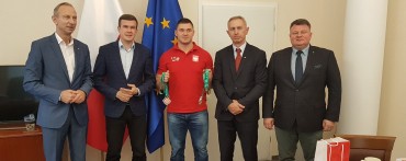 MINISTER SPORTU WITOLD BAŃKA SPOTKAŁ SIĘ Z BRĄZOWYM MEDALISTĄ MŚ ARKADIUSZEM MICHALSKIM. DELEGACJA PZPC W SIEDZIBIE MSiT.