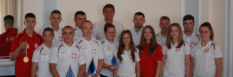 TRZYNASTKA MEDALISTÓW Z WIZYTĄ U MINISTRA SPORTU