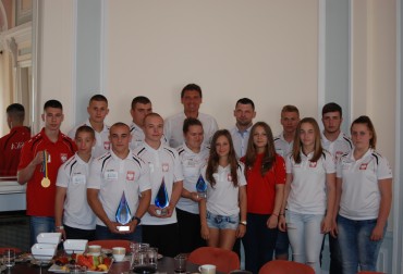 TRZYNASTKA MEDALISTÓW Z WIZYTĄ U MINISTRA SPORTU