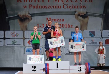 WIELKIE ŚWIĘTO SZTANGI W MROCZY! KATARZYNA KRASKA MISTRZYNIĄ POLSKI W KAT. 58 KG!
