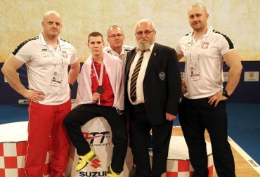 KILOGRAM DO BRĄZU! DOMINIK KOZŁOWSKI CZWARTY W KAT. 56 KG W SPLICIE. W RWANIU POPRAWIŁ REKORD POLSKI! 