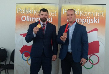 SZYMON KOŁECKI Z OLIMPIJSKIM ZŁOTEM, A MARCIN DOŁĘGA Z MEDALEM BRĄZOWYM IGRZYSK W PEKINIE 2008.