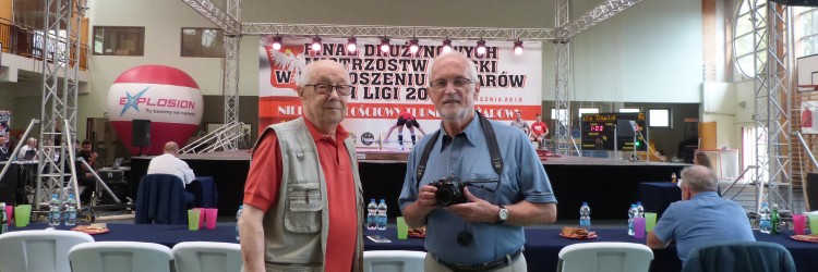 Starsi panowie, starsi panowie dwaj. Już szron na głowie, już nie to zdrowie, a w sercu ciągle maj. I ciężary!