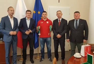 MINISTER SPORTU WITOLD BAŃKA SPOTKAŁ SIĘ Z BRĄZOWYM MEDALISTĄ MŚ ARKADIUSZEM MICHALSKIM. DELEGACJA PZPC W SIEDZIBIE MSiT.