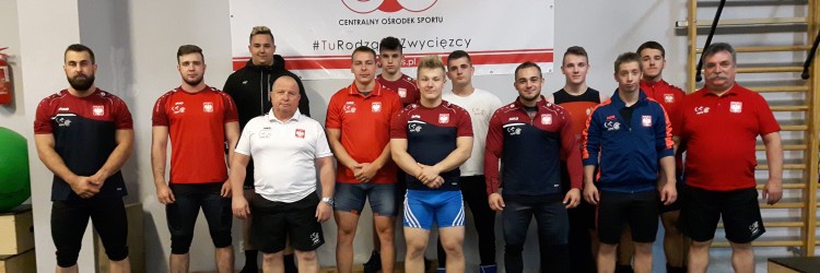 Męska kadra U20 & U23 w Giżycku. Młodsi zawodnicy korzystają z uwag, jakie przekazują im starsi koledzy.