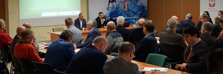 Konferencja trenerów szkolenia olimpijskiego w Spale. Wśród prelegentów trener kadry seniorów PZPC Mirosław Choroś.