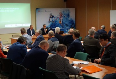 Konferencja trenerów szkolenia olimpijskiego w Spale. Wśród prelegentów trener kadry seniorów PZPC Mirosław Choroś.