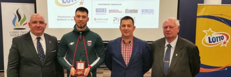 BARTŁOMIEJ ADAMUS Z MEDALEM KUJAWSKO-POMORSKIEJ RADY OLIMPIJSKIEJ