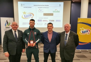 BARTŁOMIEJ ADAMUS Z MEDALEM KUJAWSKO-POMORSKIEJ RADY OLIMPIJSKIEJ
