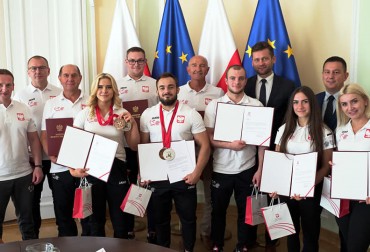 MINISTER SPORTU SPOTKAŁ SIĘ Z MEDALISTAMI ME I MŚ U17.