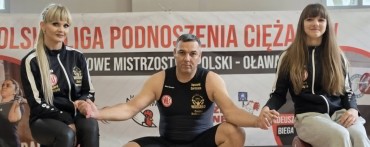 CZŁOWIEK, KTÓRY ODDAJE SERCE PODNOSZENIU CIĘŻARÓW...